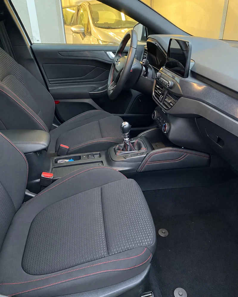 Ford Focus na interieurreiniging, gefotografeerd vanaf de passagierskant; nafoto digitaal bijgewerkt om lichte vlekken op de stoelen te verminderen