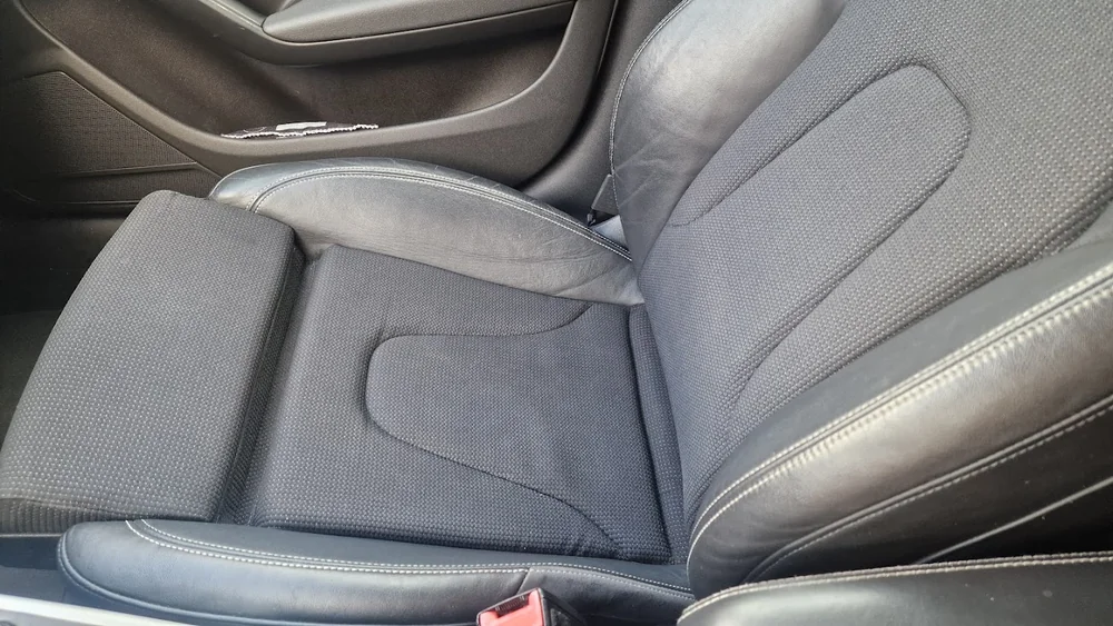 Dezelfde Audi passagiersstoel na interieurreiniging