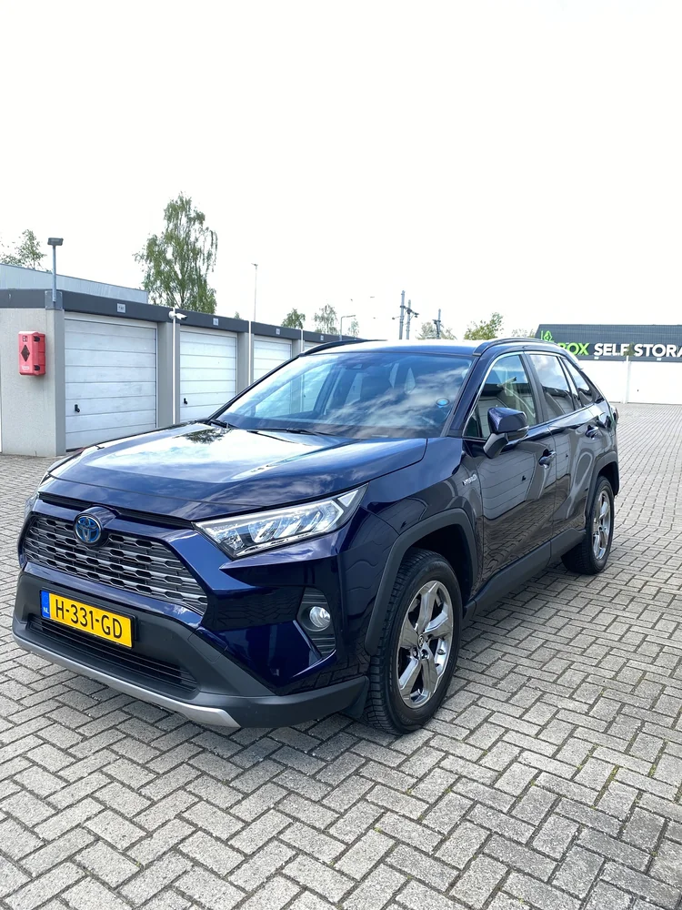 Blauwe Toyota RAV4 van buiten na een behandeling bij AutoFresh Breda